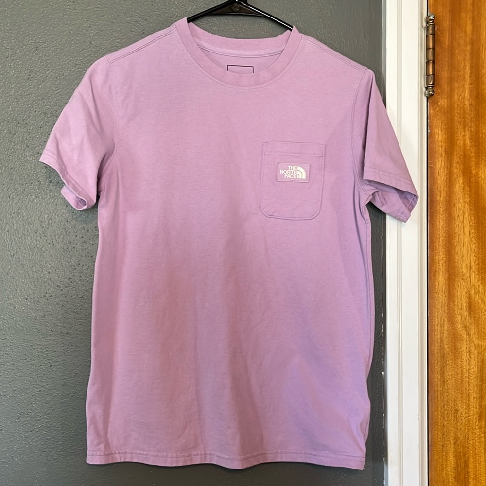 Women’s lavender the North Face pocket tee